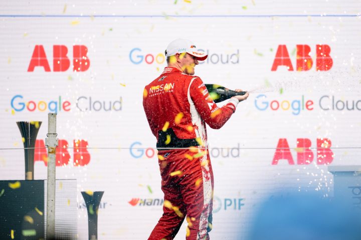 Oliver Rowland versprüht Champagner auf dem Podium des E-Prix von São Paulo.