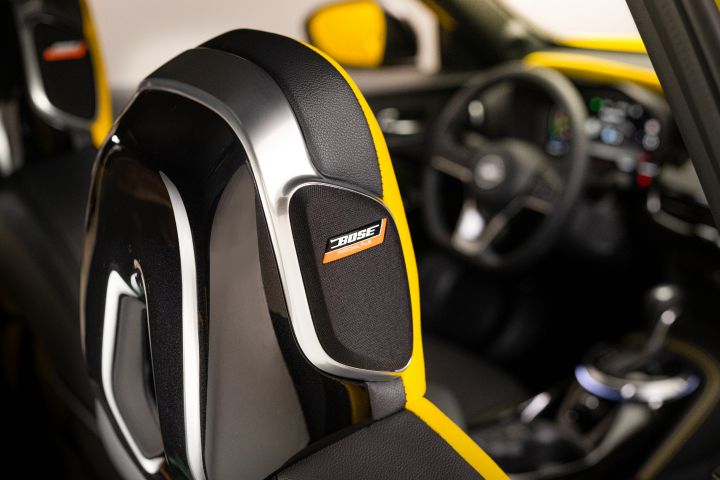 Innenraum des Nissan Juke mit Bose Lautsprechern in den Kopfstützen