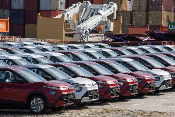 Nissan Kait aguarda embarque no porto do Rio de Janeiro