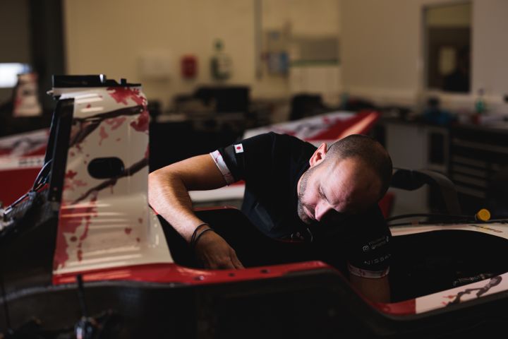 Ein Mechaniker arbeitet am Innenraum des Nissan Formel E Rennwagens für die Saison 11