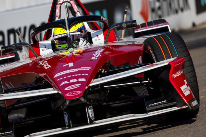 Frontale Nahaufnahme von Oliver Rowland in seinem Formel E Rennwagen mit der Startnummer 1