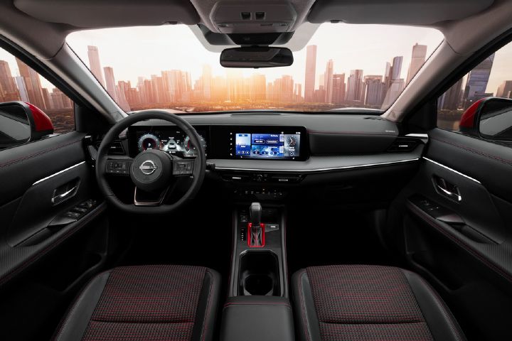 Nueva Kicks interior negro, muestra todo el tablero, los dos asientos delanteros y la pantalla de info-entretenimiento. Se muestran los controles en la puerta y al volante