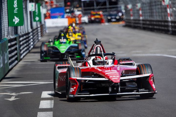 Norman Nato im Nissan e‑4ORCE 05 mit der Startnummer 23 auf der Strecke beim Monaco E-Prix, hinter ihm mehrere andere Fahrzeuge.