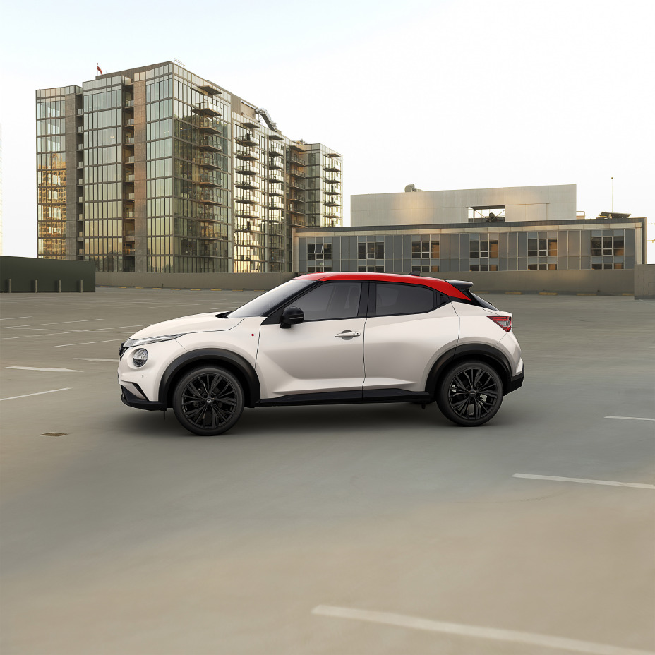 Juke Redline Edition in zijaanzicht op een parkeerdak van een gebouw