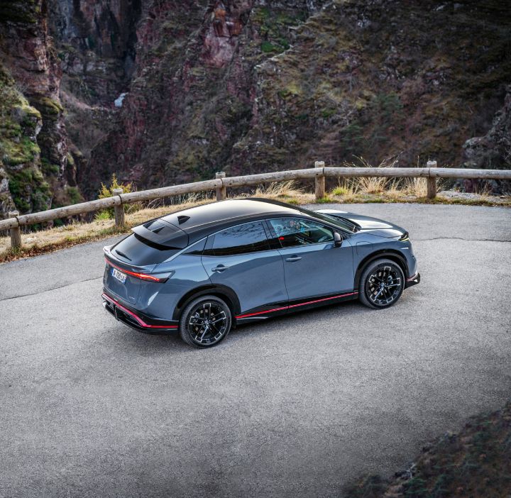 Vue latérale ¾ de l'Ariya NISMO avec un canyon rocheux en arrière-plan