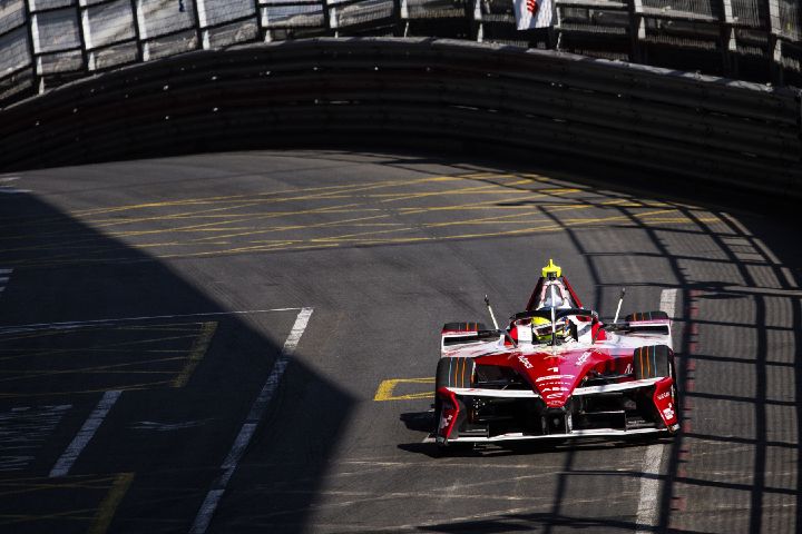 Photo aérienne d’Oliver Rowland au volant de sa Nissan e‑4ORCE 05 #1 sur la piste.