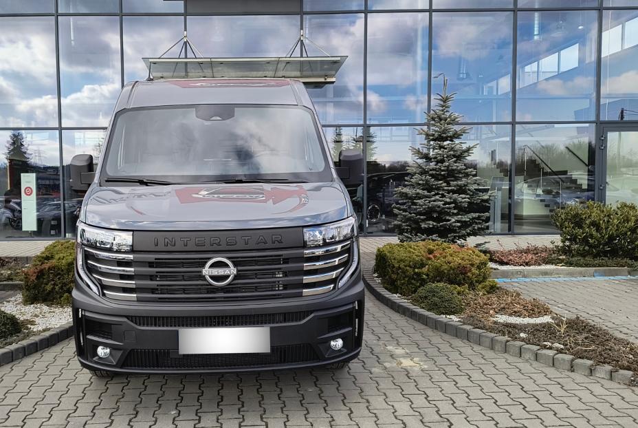 Nissan Interstar przed salonem