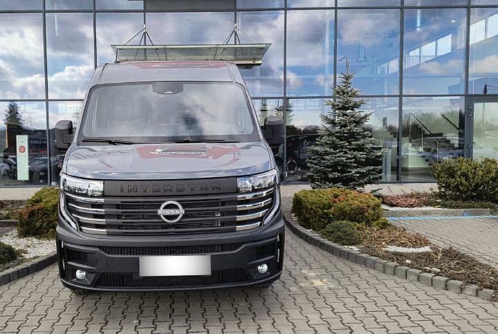 Nissan Interstar przed salonem