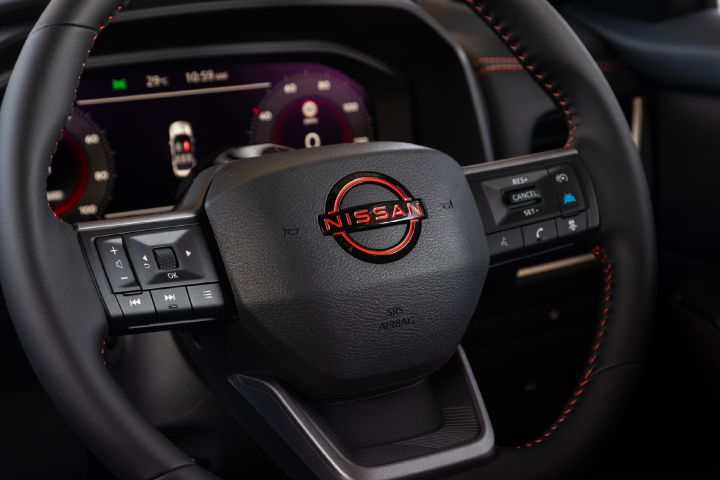 Detailaufnahme Lenkrad und Fahrerinformationsdisplay im Interieur des Nissan X‑Trail