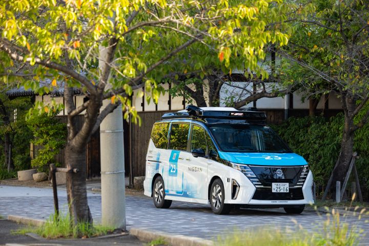 神戸・灘五郷エリアをテスト走行する、日産セレナを白と青でラッピングした自動運転テストカー