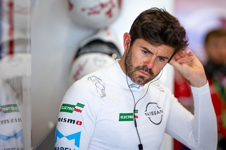 Norman Nato bereitet sich in der Teamgarage auf eine Session in Dschiddah vor, er trägt seinen weißen feuerfesten Overall