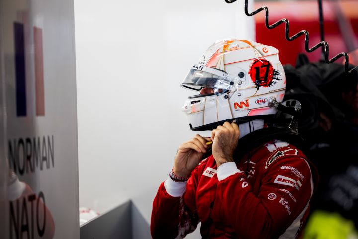 In der Nissan Formel E Teamgarage passt Norman Nato die Riemen seines Helms an, bevor er auf die Strecke geht.