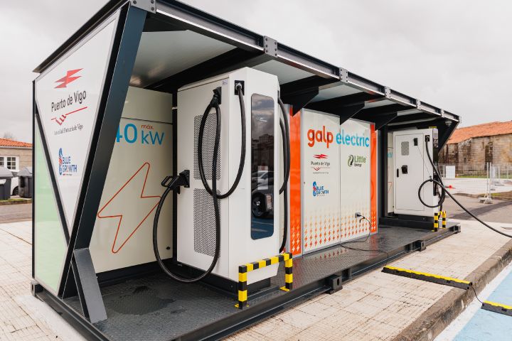 Posto de carregamento elétrico coberto branco e com branding da Galp Electric