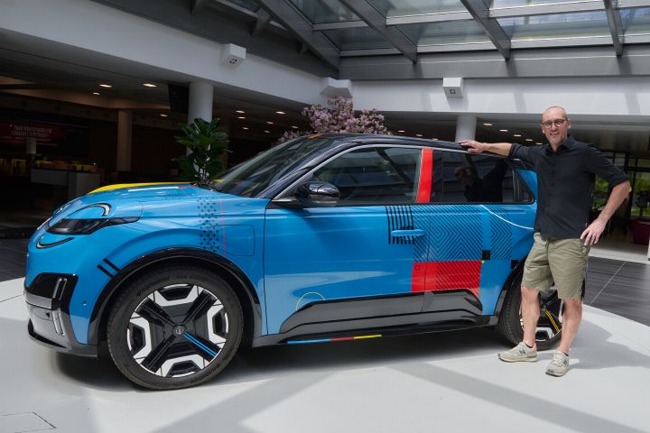 Marc-André Fauteux, der Gewinner des Wettbewerbs, posiert neben dem Siegerentwurf des Wettbewerbs „Nissan MICRA Signature Edition“