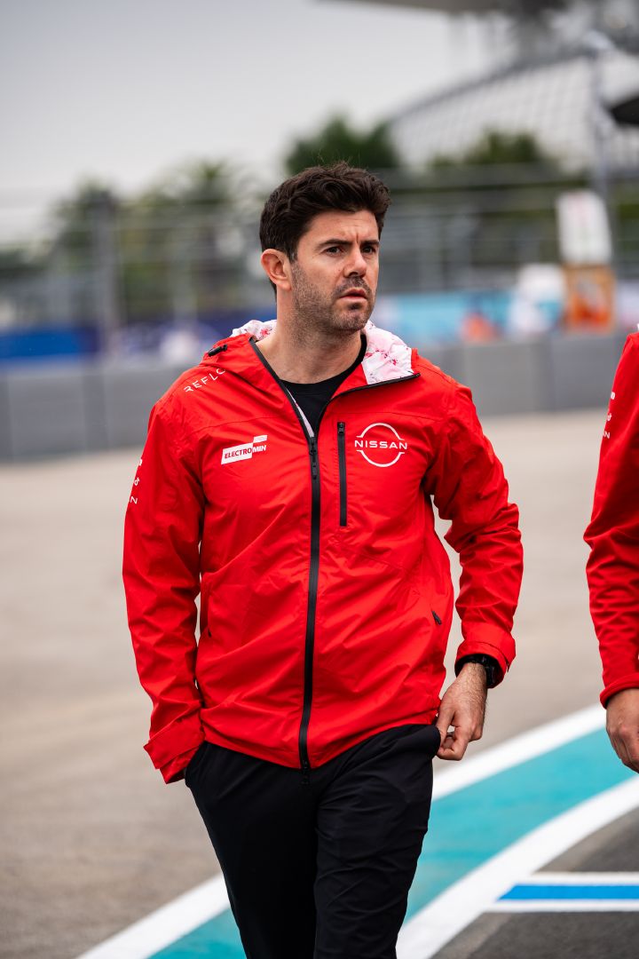 Porträtfoto von Norman Nato in seiner roten Nissan Formula E Team-Jacke und schwarzer Hose während des Track Walks auf dem Miami International Autodrome.