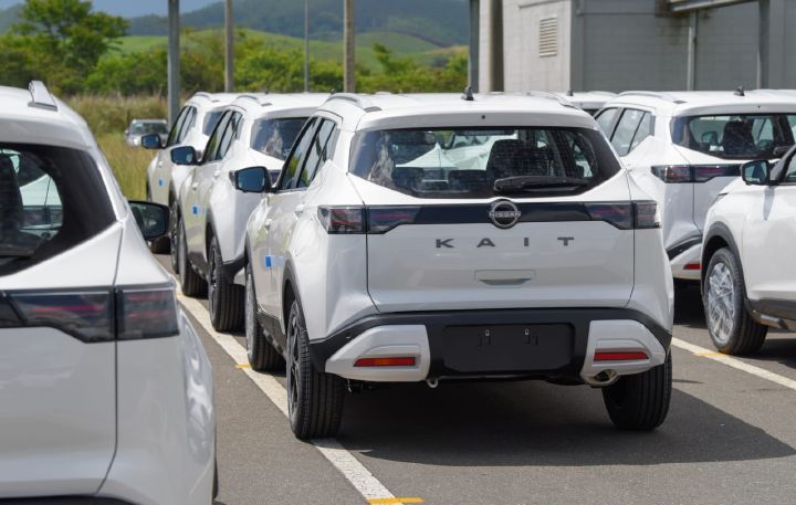 Unidades do novo Nissan Kait pintados na cor branca estacionados no pátio do Complexo Industrial da Nissan