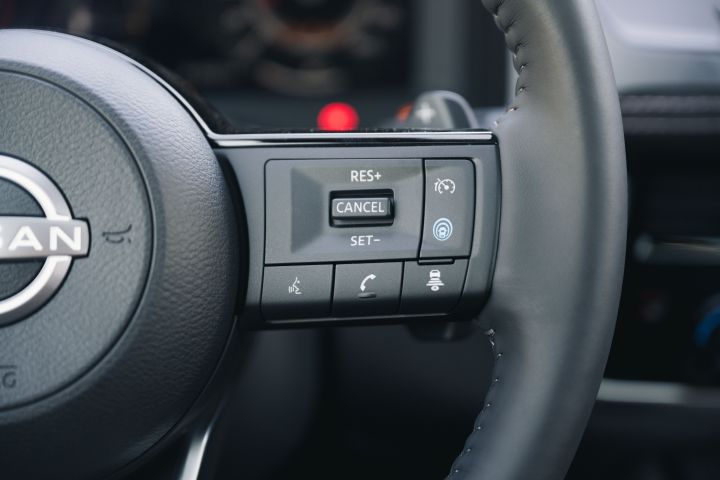 Tasten für Geschwindigkeitsregelanlage und Nissan ProPILOT am Lenkrad des Nissan Qashqai