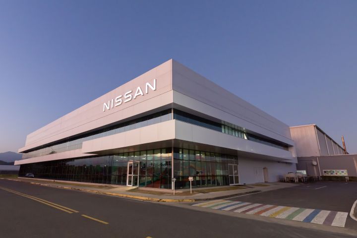 Uma imagem de um prédio branco de uma fábrica da Nissan.