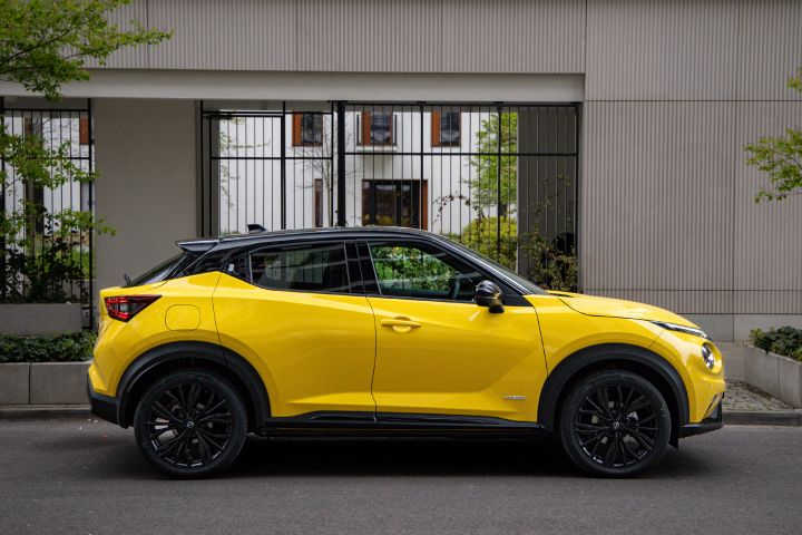 Żółty Nissan Juke stojący bokiem przed budynkiem
