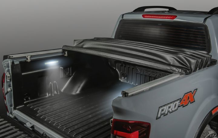 Imagem digital da parte traseira da picape Nissan Frontier com acessório novo que ilumina a área de carga