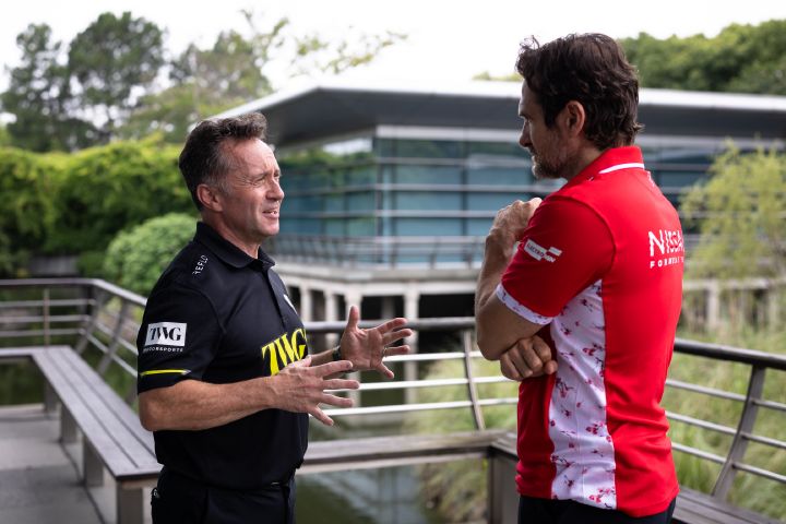 Querformataufnahme von Tommaso Volpe, Geschäftsführer und Teamchef des Nissan Formula E Teams, und Roger Griffiths, Teamchef von Andretti Formula E, im Gespräch.