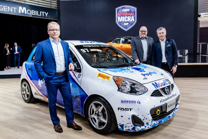 Steve Milette, Président Nissan Canada Inc., François Dumontier, promoteur et PDG du Grand Prix de Formule 1 du Canada, Jacques Deshaies, promoteur de la Coupe Nissan Micra debout à côté d'une Micra.