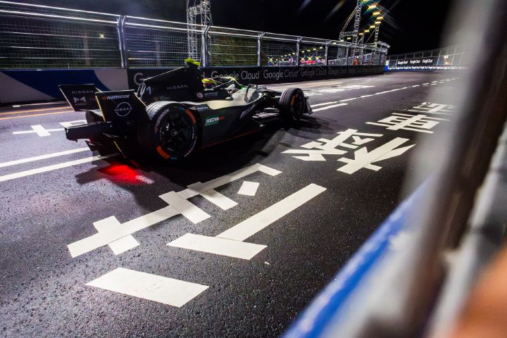 Rückansicht von Oliver Rowland im Nissan Formel E Rennwagen mit der Startnummer 1 auf der Rennstrecke während des Tokyo-E-Prix-Wochenendes.