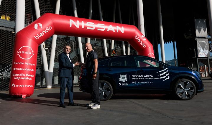 El entrenador Jaume Ponsarnau recibe las llaves de su coche de mano de Jordi Pastor, Director Regional de Nissan