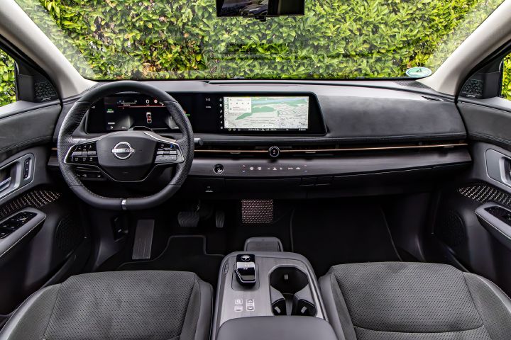 Blick von den Rücksitzen ins Cockpit des Nissan Ariya
