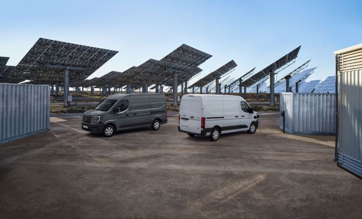 Silbergrauer und weißer Kastenwagen Nissan Interstar auf einem Platz unter Solarzellen
