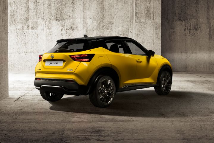 Gelber Nissan Juke 3/4 Heck auf hellem Untergrund