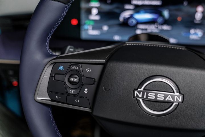 Nahaufnahme auf die Tasten auf der linken Seite des Lenkrads im Interieur des neuen Nissan LEAF