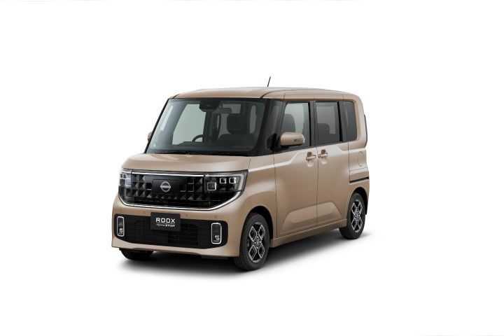 A cinnamon latte (body color) new Nissan Roox kei car (Highway Star) is positioned facing slightly to the front-left against a plain white background.