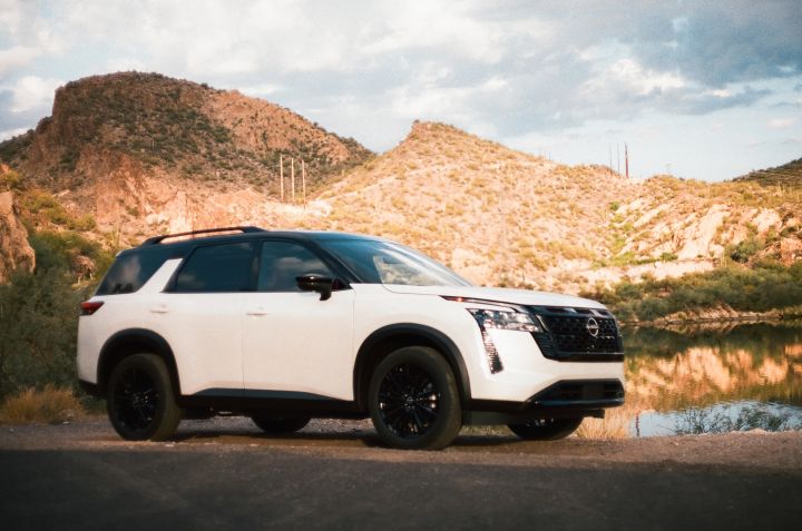 Front right 3/4 view of the 2027 Nissan Pathfinder Special Edition parked near a mountain range.
