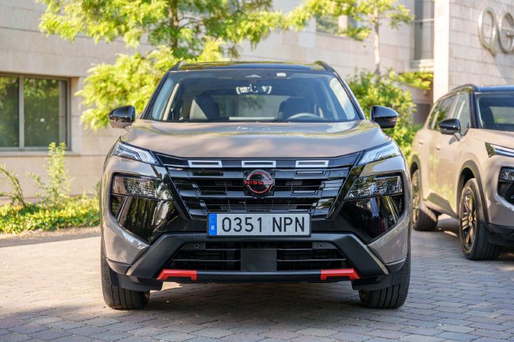 Frontansicht eines hellbraunen Nissan X‑Trail mit roten Akzenten