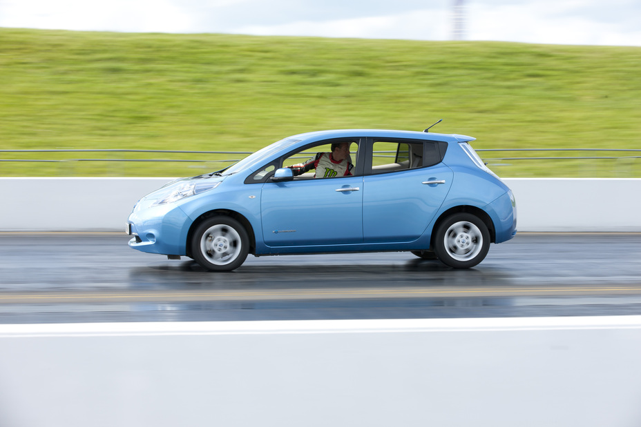 NISSAN LEAF TO REVERSE INTO THE RECORD BOOKS