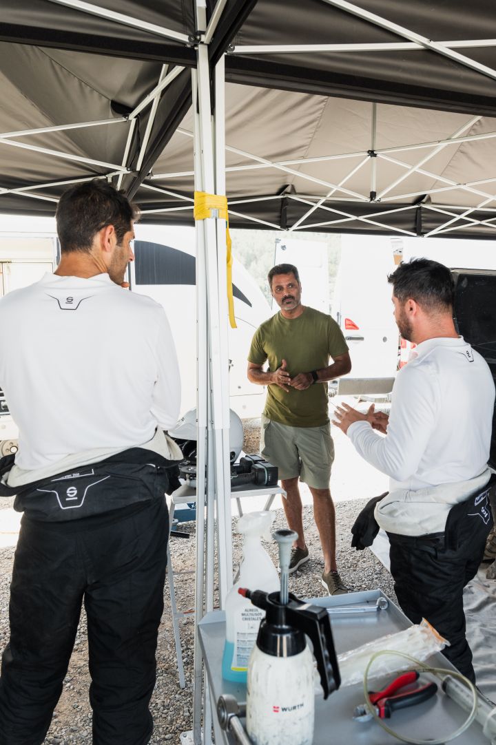 Im Nissan Pavillon unterhalten sich mehrere Nissan Teammitglieder während der Baja Aragon Rallye 2024