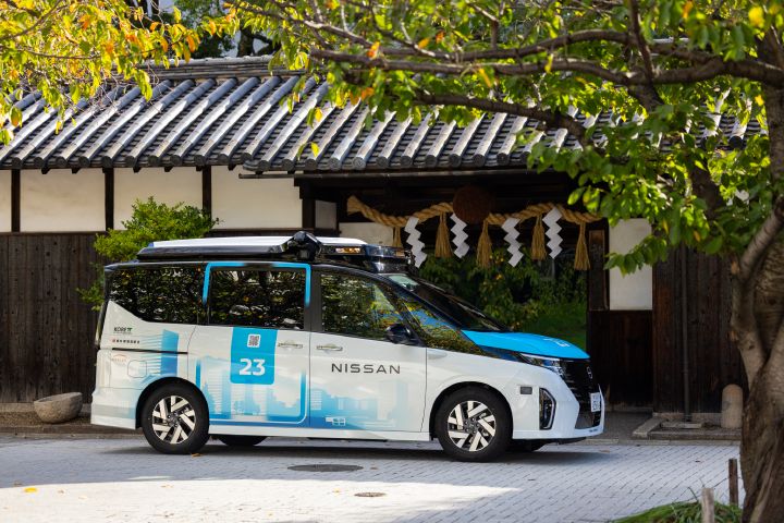 神戸・灘五郷エリアをテスト走行する、日産セレナを白と青でラッピングした自動運転テストカー