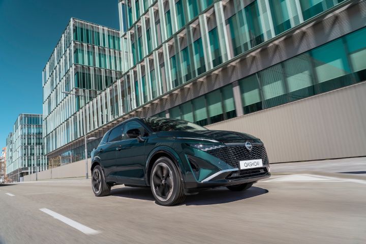 Vue dynamique ¾ avant d’un Qashqai MY26.5 Vert Cayuga