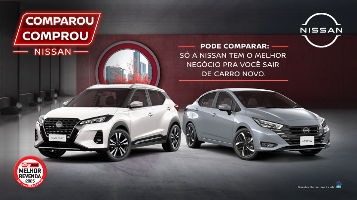 Campanha publicitária da Nissan com o slogan 'Comparou, Comprou'. A imagem mostra dois carros: à esquerda, um Nissan Kicks branco, e à direita, um Nissan Versa cinza. Ao fundo, um ambiente urbano estilizado com paredes vermelhas e o logo da Nissan no canto superior direito. Texto ao lado diz: 'Pode comparar: só a Nissan tem o melhor negócio pra você sair de carro novo'. Selo da revista Quatro Rodas indica 'Melhor Revenda 2025 – SUV compacto de entrada’