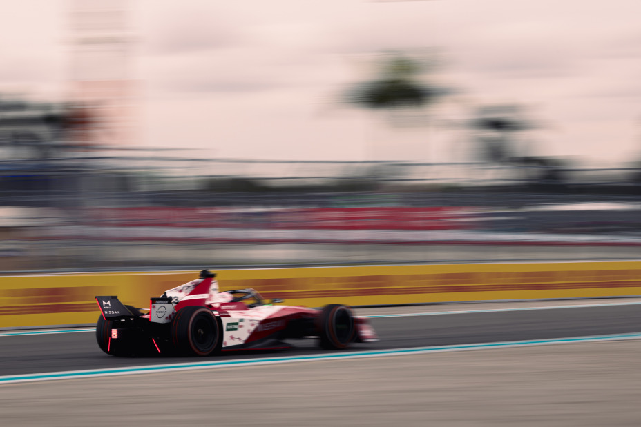 El equipo Nissan Fórmula E está listo para competir bajo los focos de Yeda