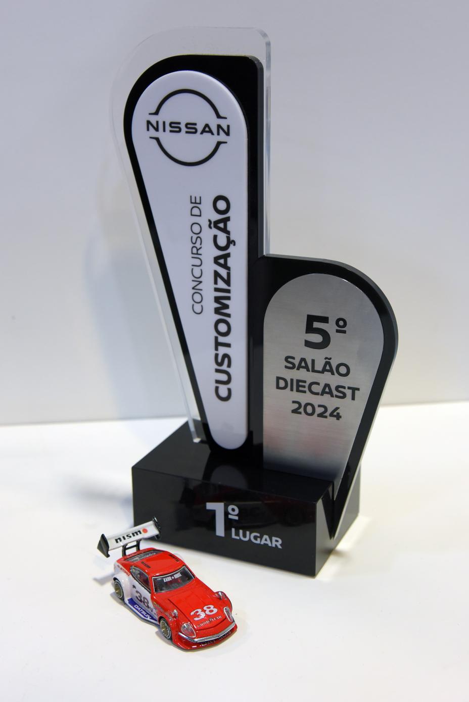 Prêmio de 1° lugar no concurso de customização do 5° salão Diecast, ao lado a miniatura do carro vencedora