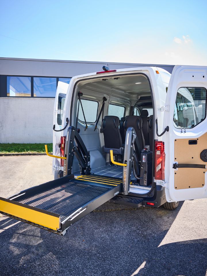 Blick von schräg hinten auf den ausgeklappten und angehobenen Rollstuhllift am Heck eines Nissan Interstar-e mit MobiTEC Ausbau