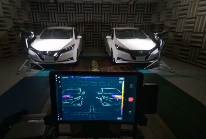 Image showing specialist equipment showing the difference in surface temperature on a Nissan vehicle with cool paint technology applied versus traditional paint on another Nissan vehicle, in laboratory conditions