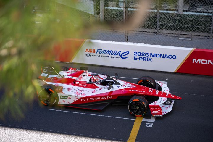 Oliver Rowland im Nissan Formel E Rennwagen mit der Startnummer 23 in der Startaufstellung in Monaco.