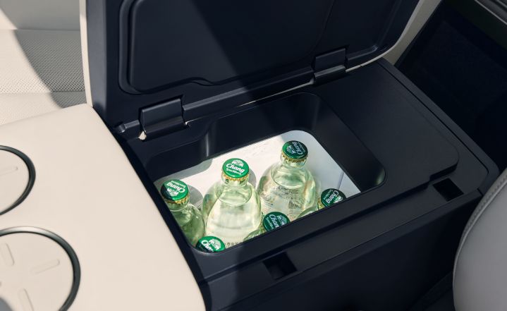 A refrigerated compartment below the front center armrest of the all-new Dongfeng Nissan N7 sedan