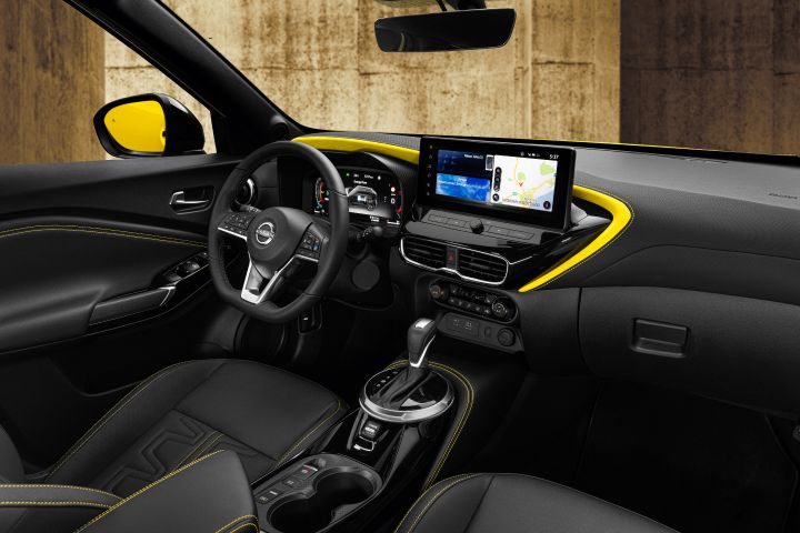 Nissan Juke Innenraum Cockpit schwarz mit gelben Akzenten