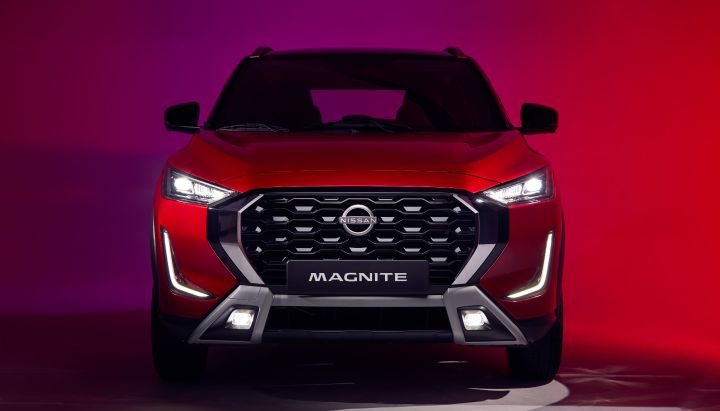 Nissan Magnite con parrilla y acercamiento con fondo rojo con morado.