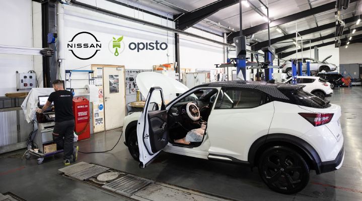 Visuel d’un atelier Nissan d’un technicien faisant un diagnostic sur un Juke