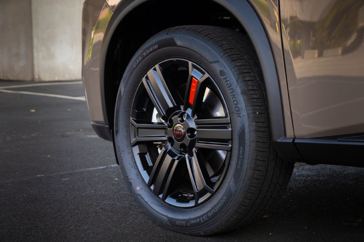 Detailaufnahme Leichtmetallrad und Reifen des Nissan X‑Trail